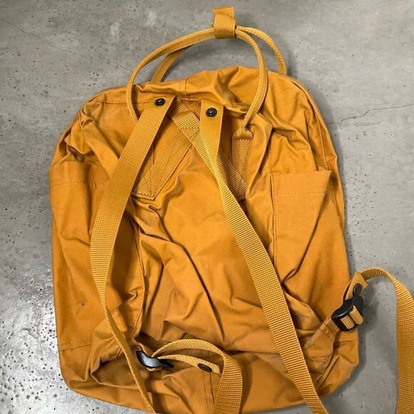 Fjallraven Kanken Classic Backpack - Picture 4 of 6